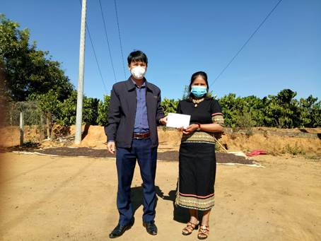 Trao tiền hỗ trợ trẻ em mồ côi xã Rờ Kơi, huyện Sa Thầy do ảnh hưởng dịch covid-19